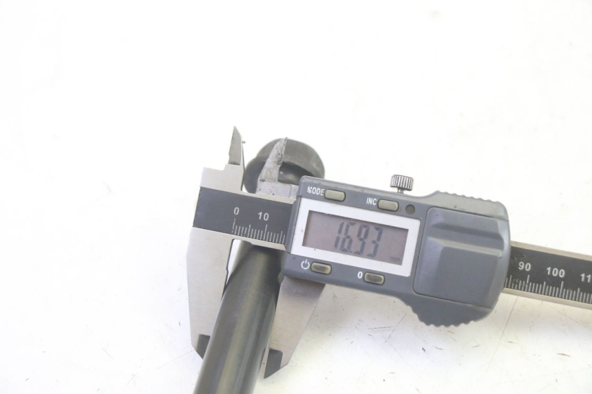 photo de AXE BRAS OSCILLANT KAWASAKI GPX R WARBIRD 600 (1988 - 1993) - Gros plan technique