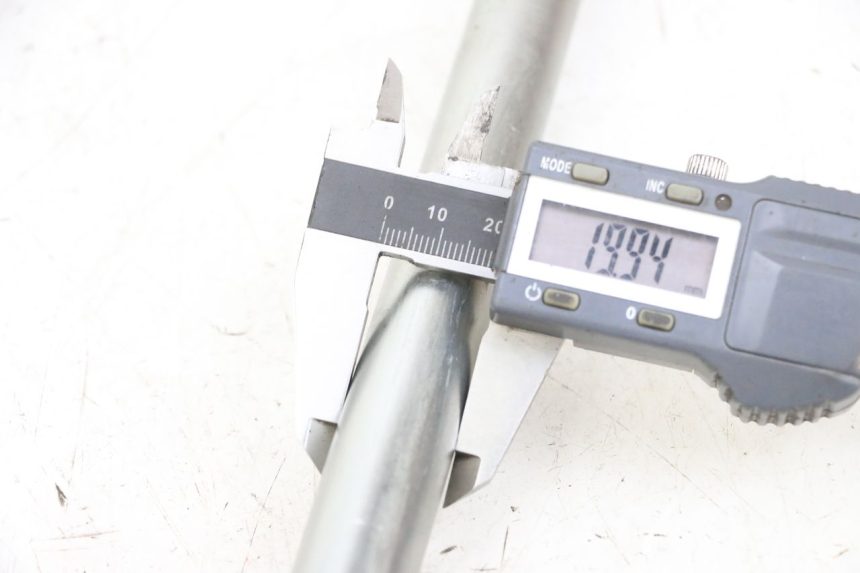 photo de AXE BRAS OSCILLANT SUZUKI GSF N BANDIT 600 (1996 - 1999) - Autre angle de vue