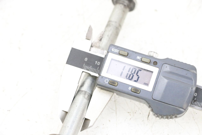 photo de AXE ROUE ARRIERE MAG POWER BOMBERS 4T 50 (2016 - 2026) - Zoom état d’usage