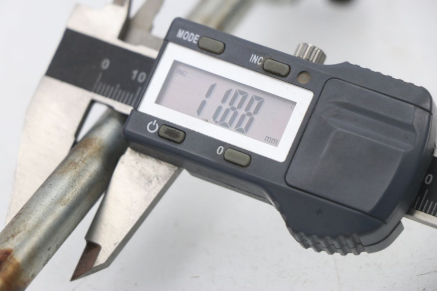 photo de AXE ROUE ARRIERE HONDA CBF 125 (2009 - 2015)