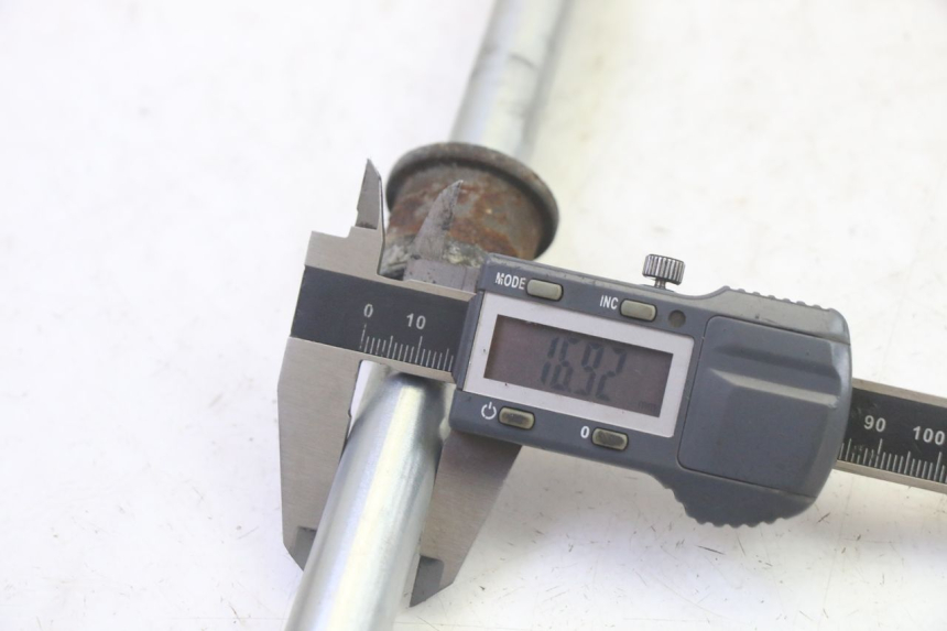 photo de AXE ROUE ARRIERE KAWASAKI GPX R WARBIRD 600 (1988 - 1993) - Gros plan technique