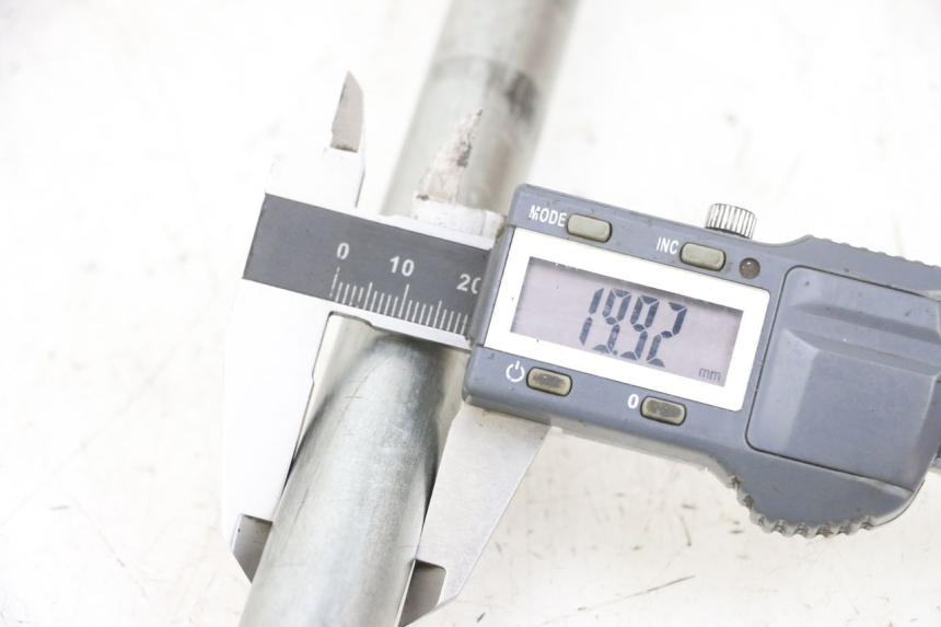 photo de AXE ROUE ARRIERE SUZUKI GSF N BANDIT 600 (1996 - 1999) - Détail de la pièce