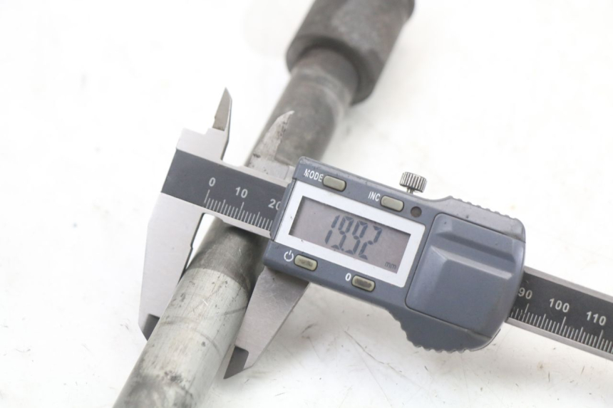 photo de AXE ROUE ARRIERE HONDA CBR F 1000 (1993 - 1996)