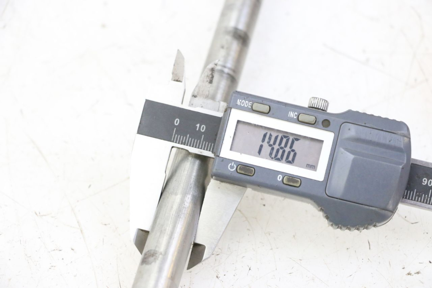 photo de AXE ROUE ARRIERE RIEJU MRT 50 (2018 - 2021)