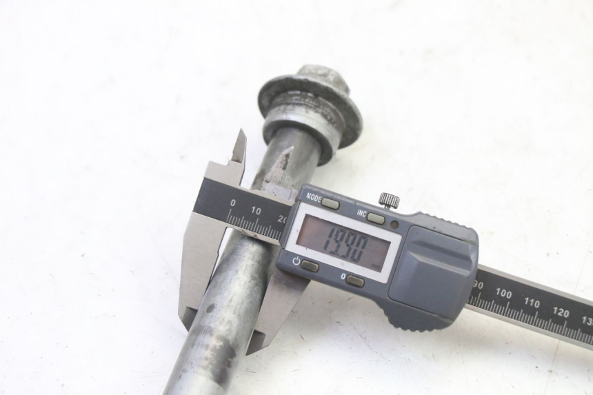 photo de AXE ROUE ARRIERE HONDA NTV DEAUVILLE 650 (2001 - 2006)