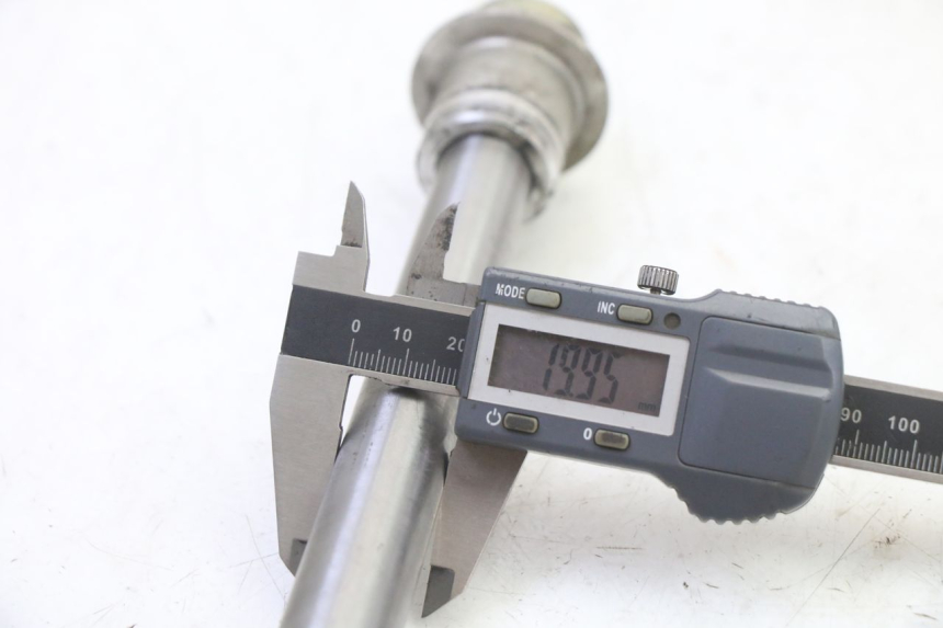 photo de AXE ROUE ARRIERE TRIUMPH SPRINT 900 (1995 - 1998)