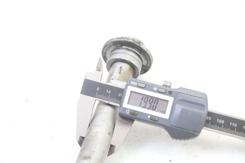 photo de AXE ROUE ARRIERE HONDA ST PAN EUROPEAN 1300 (2002 - 2013)