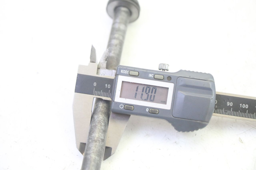 photo de AXE ROUE ARRIERE YAMAHA TTR 125 (2000 - 2020) - Gros plan technique