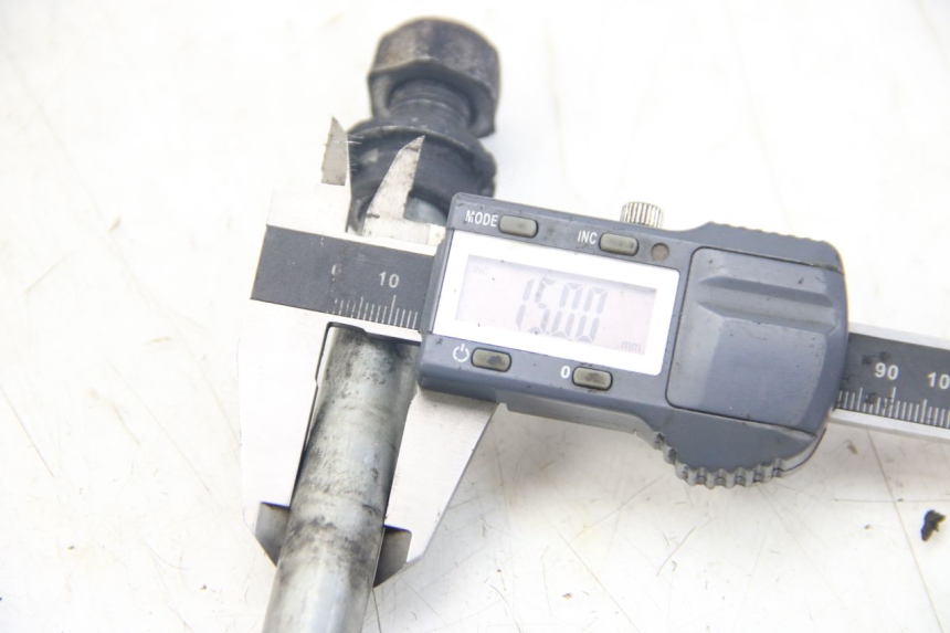 photo de AXE ROUE ARRIERE YAMAHA SR 125 (1982 - 2003)