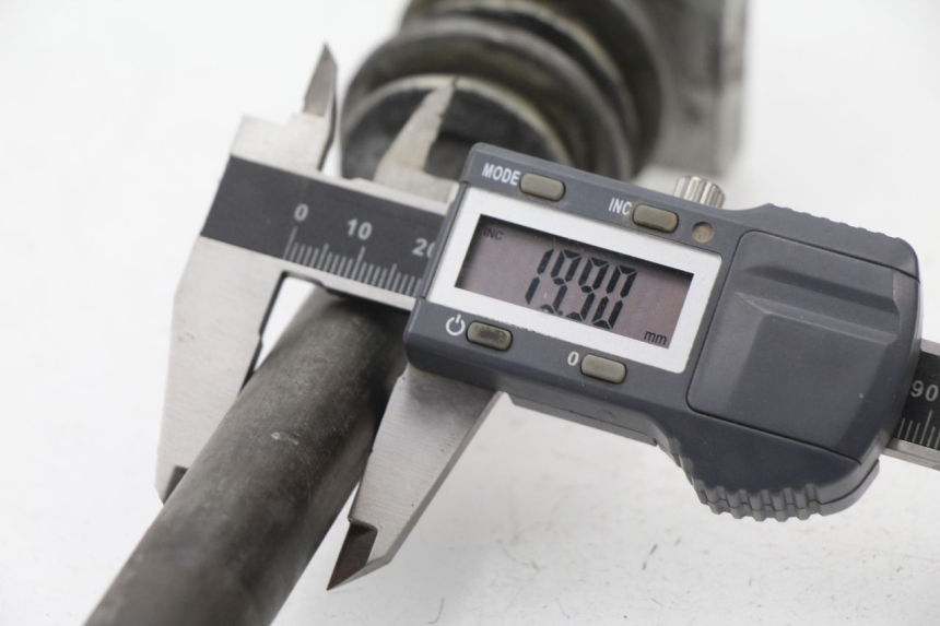 photo de AXE ROUE ARRIERE YAMAHA YZ 125 (1994 - 1997) - Détail de la pièce