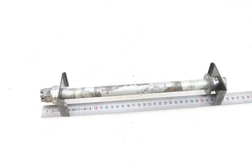 photo de AXE ROUE ARRIERE KAWASAKI ZR 7 750 (1999 - 2001) - Autre angle de vue