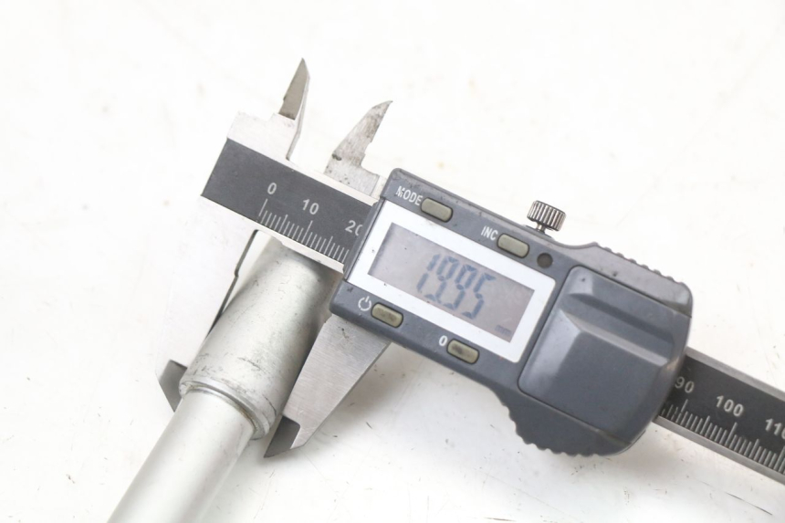 photo de AXE ROUE AVANT APRILIA SR MOTARD 50 (2012 - 2018)