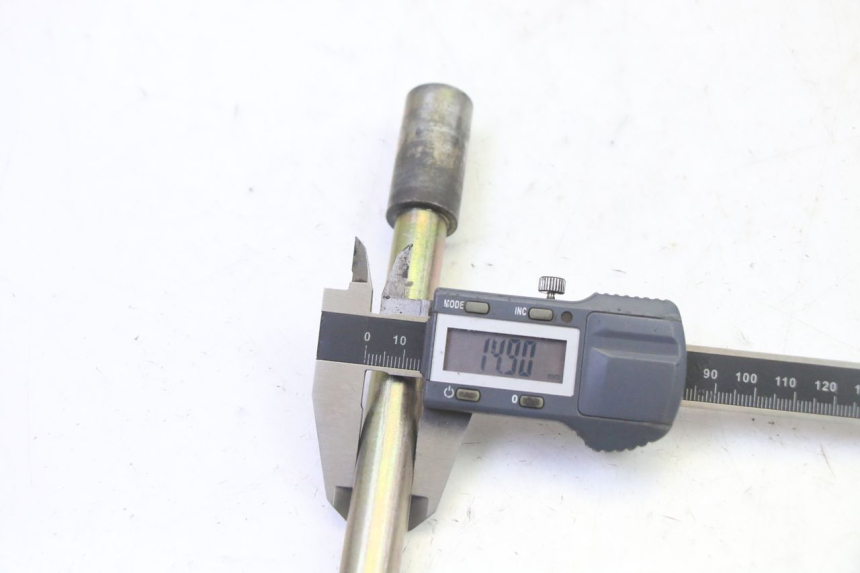 photo de AXE ROUE AVANT HYOSUNG GV AQUILA 125 (2000 - 2004)