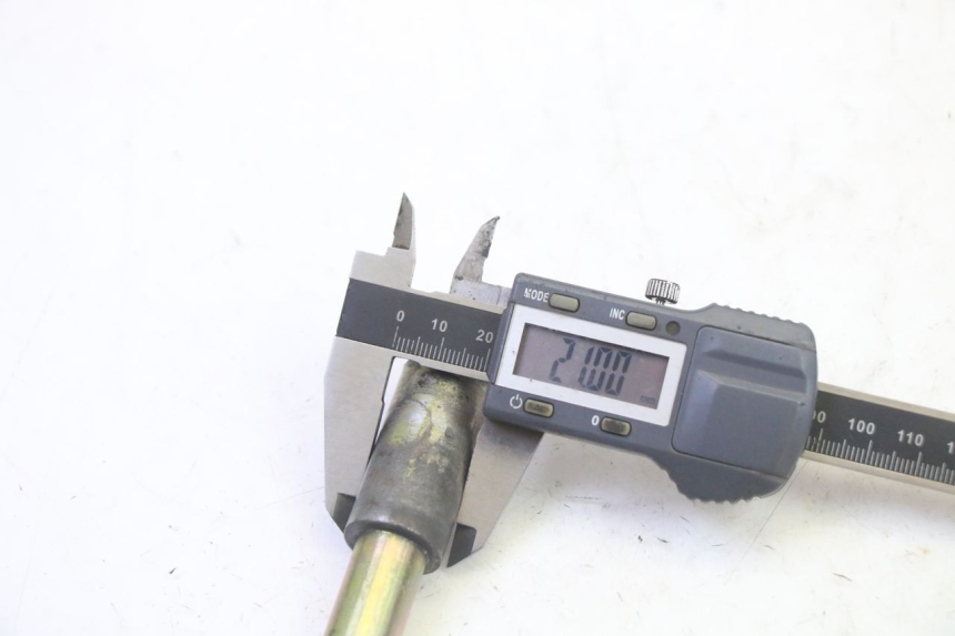 photo de AXE ROUE AVANT HYOSUNG GV AQUILA 125 (2000 - 2004)