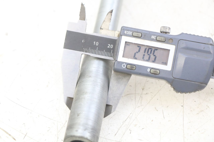 photo de AXE ROUE AVANT SUZUKI BURGMAN 650 (2002 - 2004)