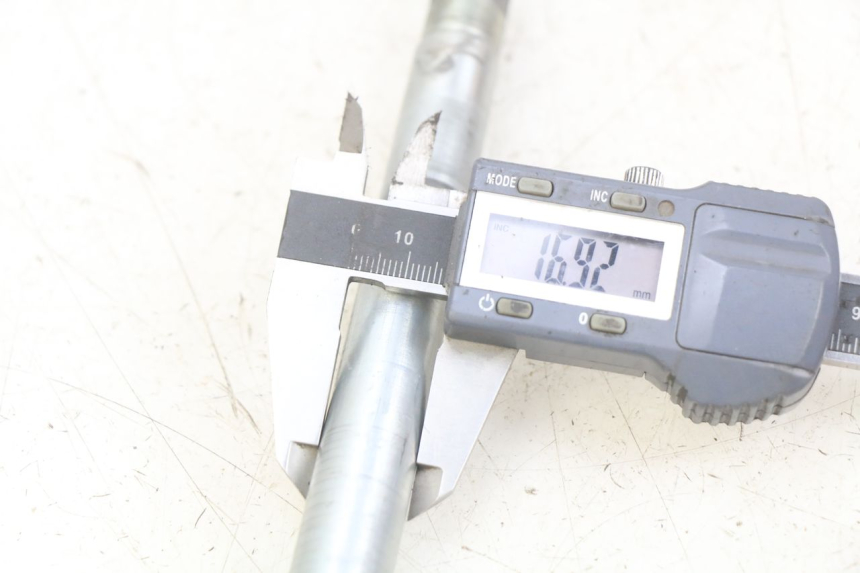 photo de AXE ROUE AVANT SUZUKI BURGMAN 650 (2002 - 2004)