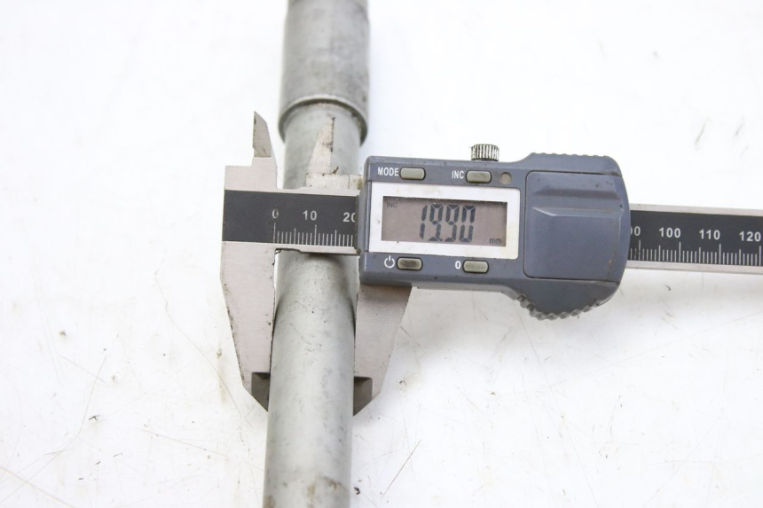 photo de AXE ROUE AVANT HONDA CBF 500 (2004 - 2007)