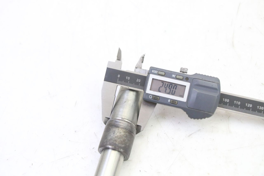 photo de AXE ROUE AVANT HONDA CBR RR FIREBLADE 900 (1992 - 1994)