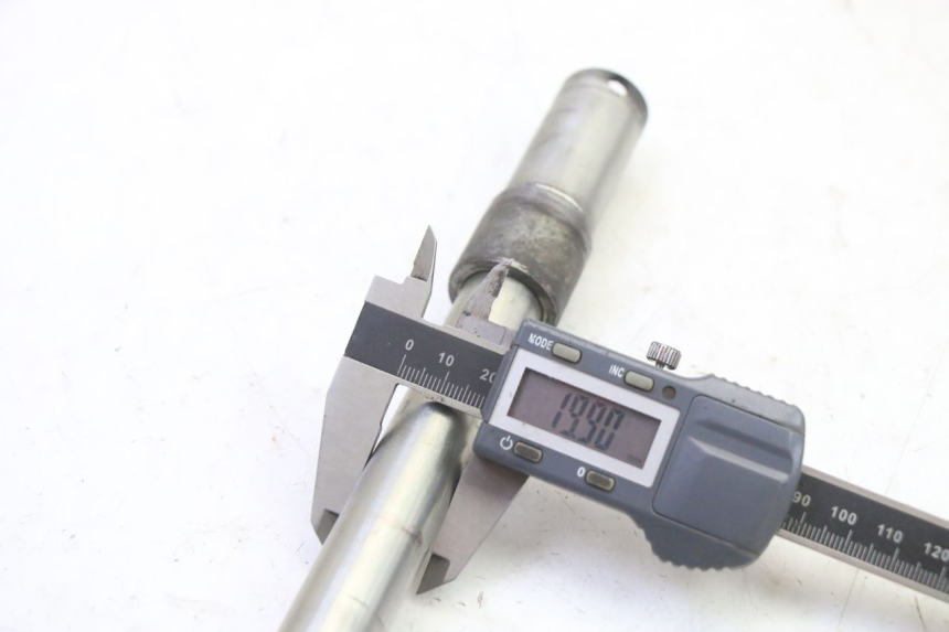 photo de AXE ROUE AVANT HONDA CBR RR FIREBLADE 900 (1992 - 1994)