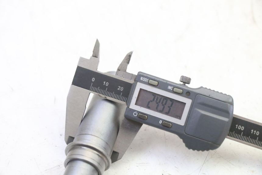 photo de AXE ROUE AVANT BMW G310 R 310 (2016 - 2020)