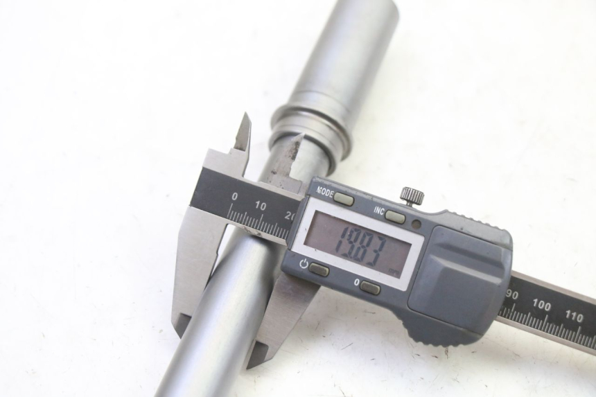 photo de AXE ROUE AVANT BMW G310 R 310 (2016 - 2020)