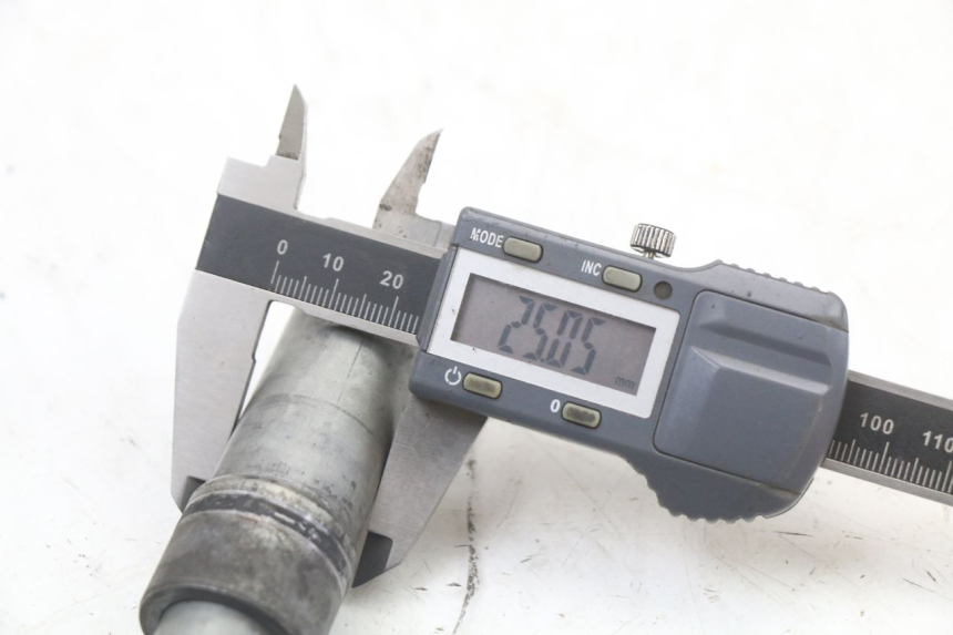 photo de AXE ROUE AVANT HONDA CBR F 1000 (1993 - 1996)