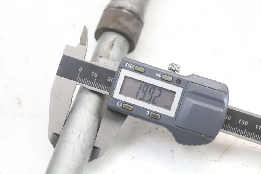 photo de AXE ROUE AVANT HONDA CBR F 1000 (1993 - 1996)