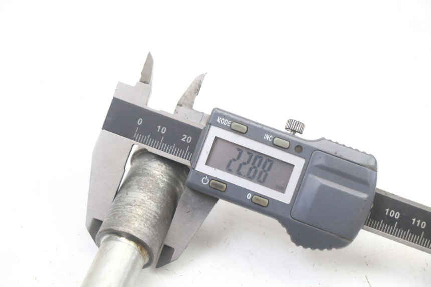 photo de AXE ROUE AVANT KAWASAKI ZR7 ZR-7 S 750 (1999 - 2004)