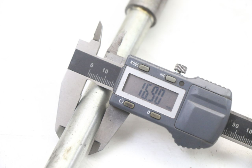 photo de AXE ROUE AVANT KAWASAKI ZR7 ZR-7 S 750 (1999 - 2004)
