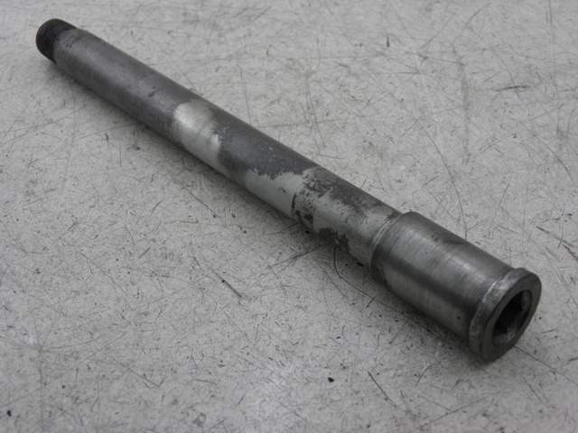 photo de AXE ROUE AVANT KAWASAKI ZZR 600 (1995 - 2004)