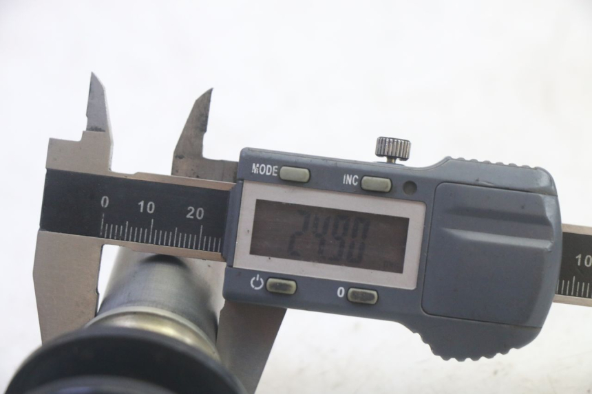 photo de AXE ROUE AVANT KAWASAKI KXF KX-F 250 (2017 - 2019) - Gros plan technique