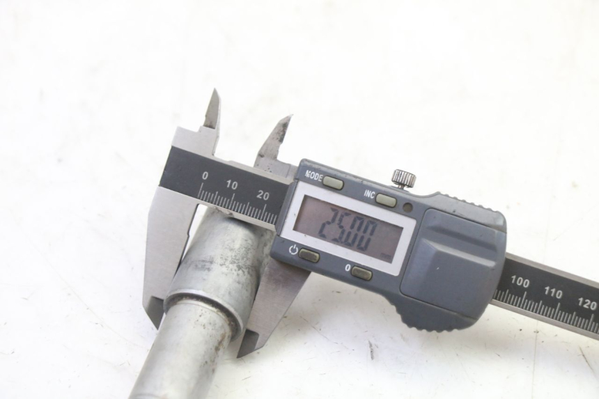 photo de AXE ROUE AVANT HONDA NTV DEAUVILLE 650 (2001 - 2006)