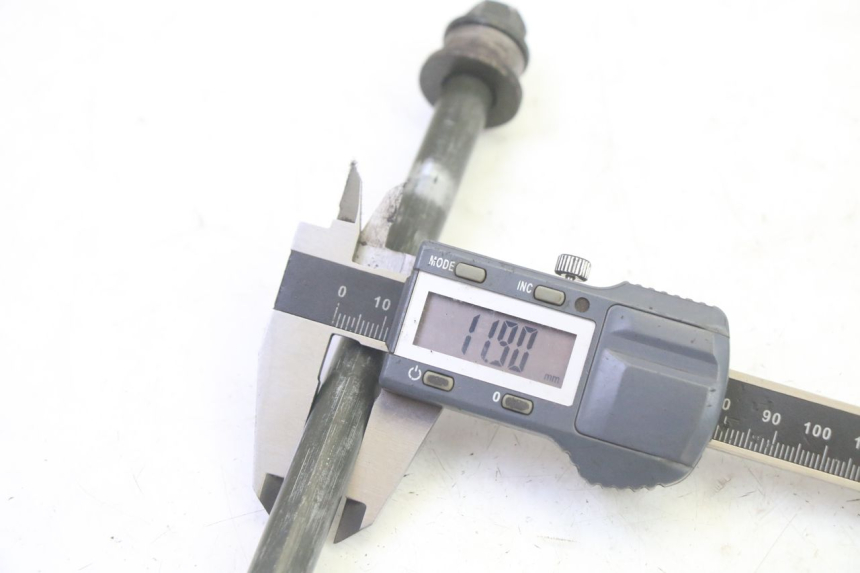 photo de AXE ROUE AVANT SYM ORBIT III 3 4T 50 (2021 - 2025) - Gros plan technique