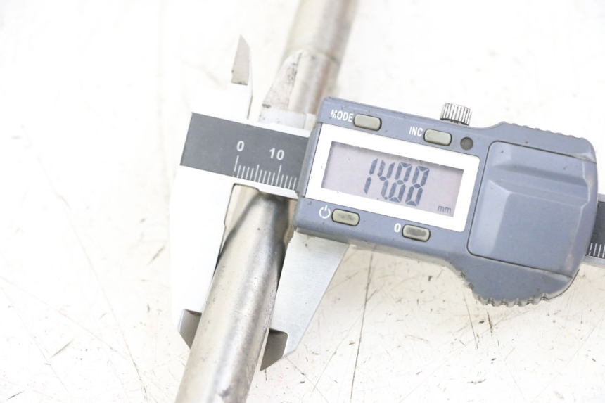 photo de AXE ROUE AVANT PEUGEOT ELYSTAR 125 (2002 - 2007)