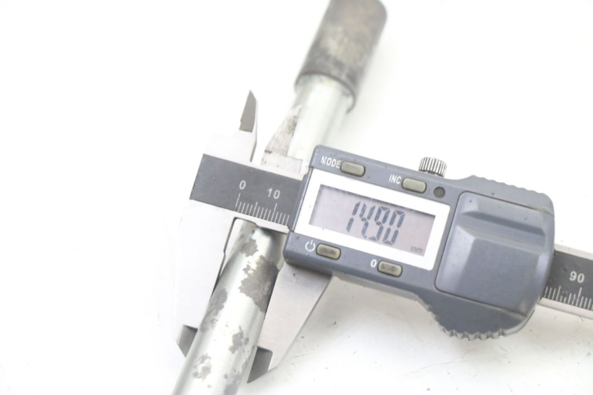 photo de AXE ROUE AVANT PEUGEOT SPEEDFIGHT 3 LC 2T 50 (2009 - 2015)