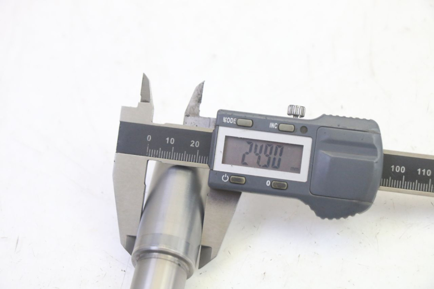 photo de AXE ROUE AVANT BMW R GS 1250 (2021 - 2024) - Gros plan technique