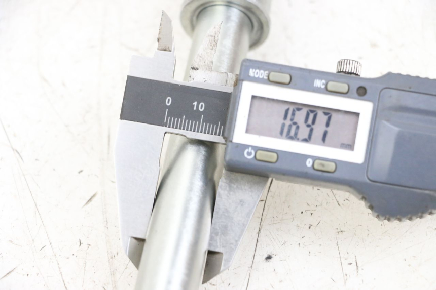 photo de AXE ROUE AVANT ROYAL ENFIELD CONTINENTAL GT 650 (2019 - 2024) - Gros plan technique