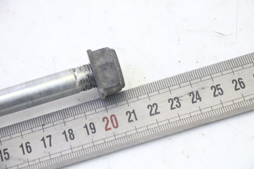 photo de AXE ROUE AVANT HONDA SCV LEAD 100 (2003 - 2007)