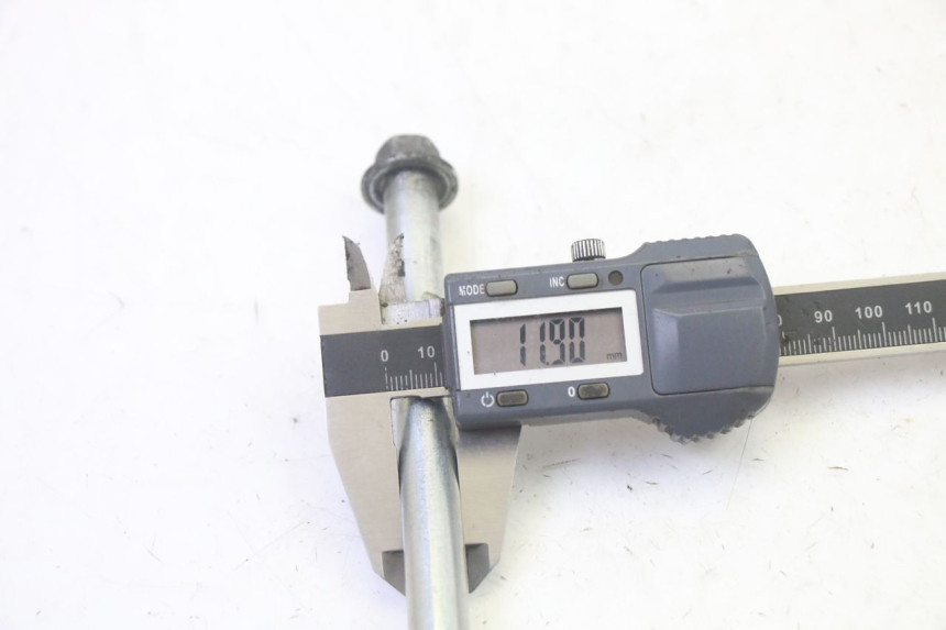 photo de AXE ROUE AVANT HONDA SCV LEAD 100 (2003 - 2007)