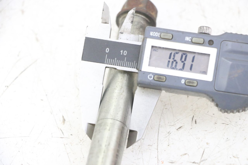 photo de AXE ROUE AVANT PEUGEOT SPEEDFIGHT 2 LC 50 (2000 - 2009)