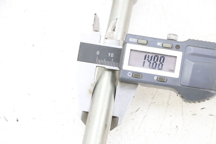 photo de AXE ROUE AVANT PEUGEOT SPEEDFIGHT 4 4T EFI 50 (2021 - 2025) - Zoom état d’usage