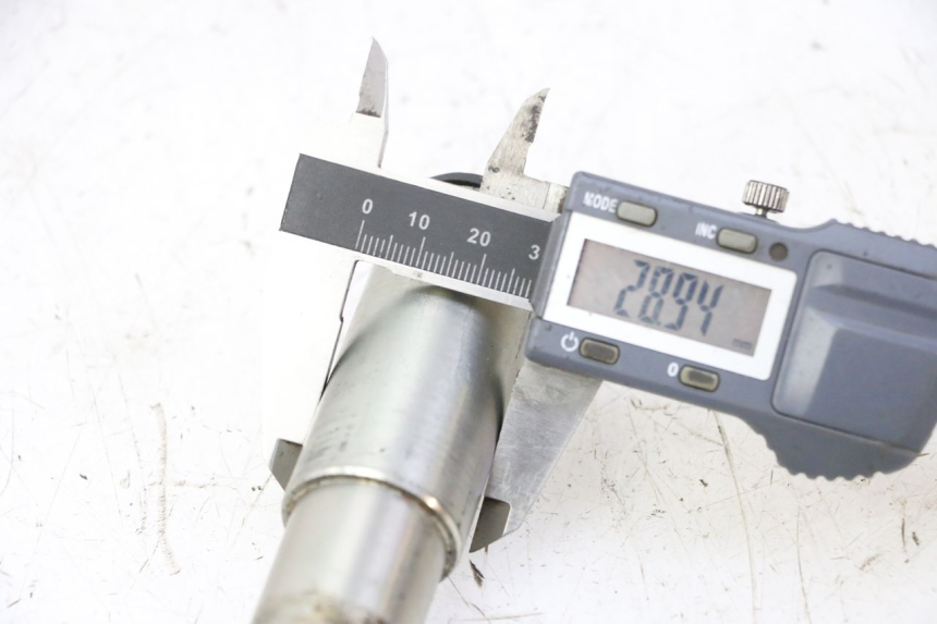 photo de AXE ROUE AVANT TRIUMPH SPRINT 900 (1995 - 1998)