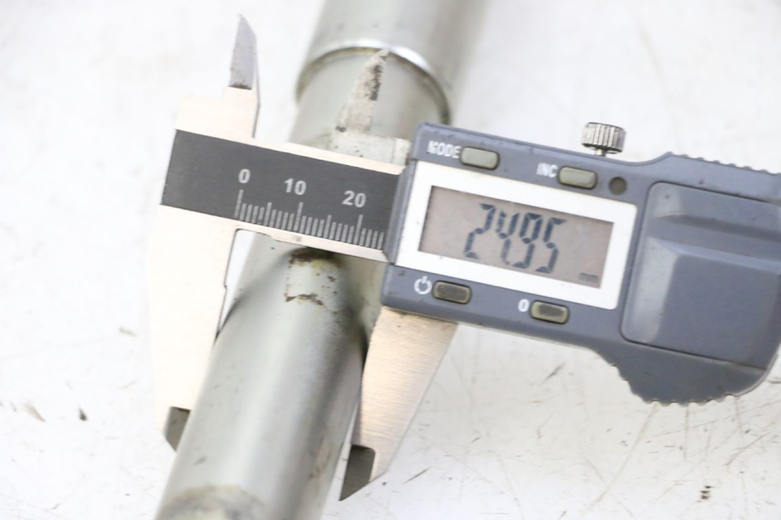 photo de AXE ROUE AVANT TRIUMPH SPRINT 900 (1995 - 1998)