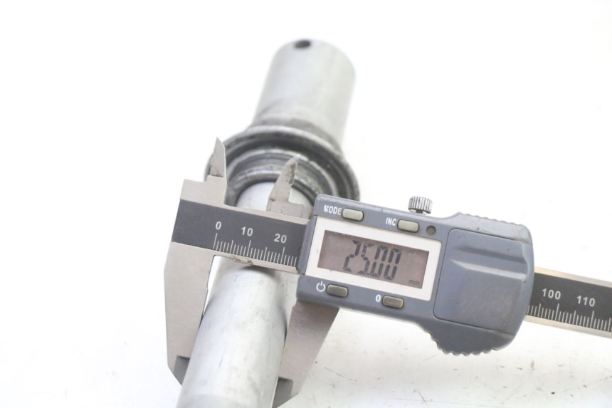 photo de AXE ROUE AVANT HONDA ST PAN EUROPEAN 1300 (2002 - 2013)