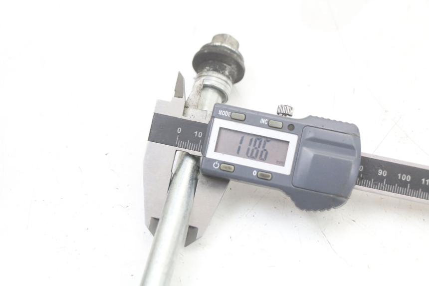 photo de AXE ROUE AVANT SUZUKI BURGMAN 125 (2018 - 2021)