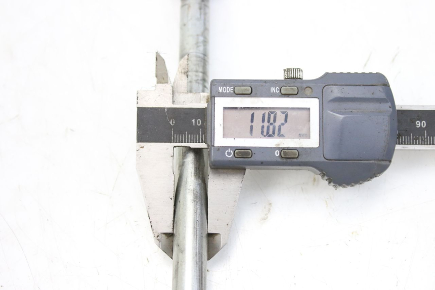 photo de AXE ROUE AVANT SUZUKI UH BURGMAN 125 (2002 - 2006)