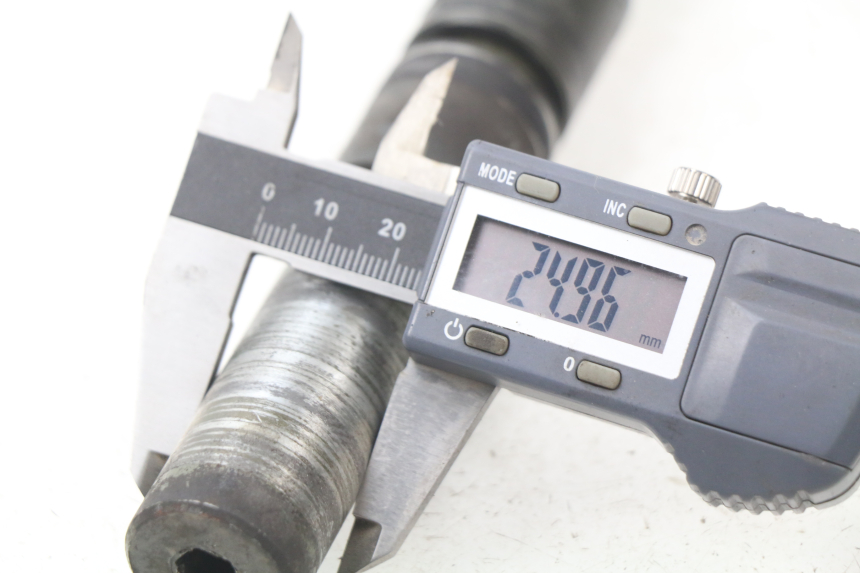 photo de AXE ROUE AVANT KYMCO X-CITING XCITING 400 (2014 - 2018)