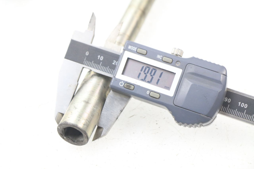 photo de AXE ROUE AVANT YAMAHA XMAX X-MAX ABS 125 (2014 - 2016)