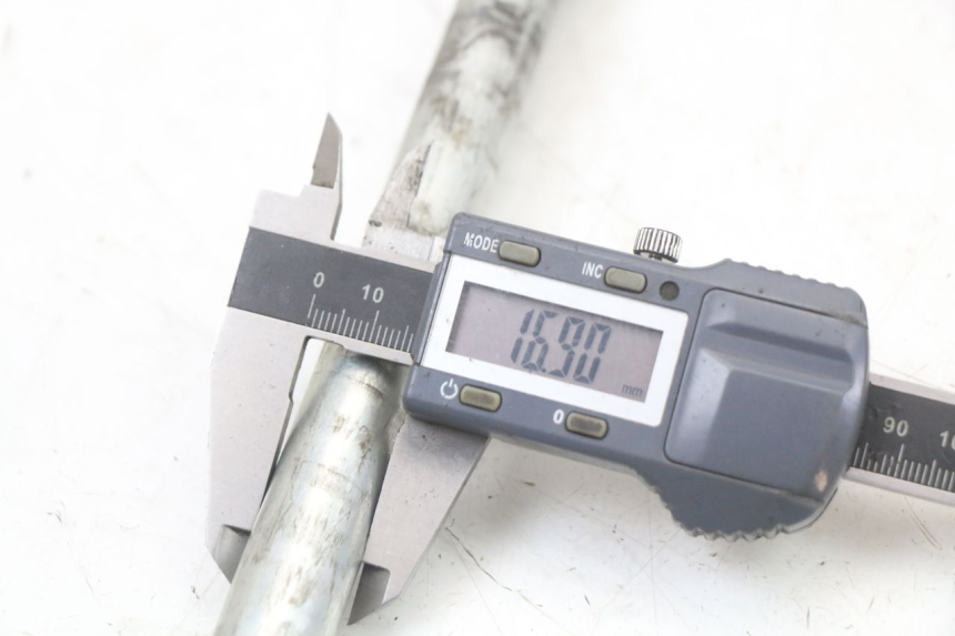 photo de AXE ROUE AVANT YAMAHA XJ6 ABS 600 (2008 - 2016)