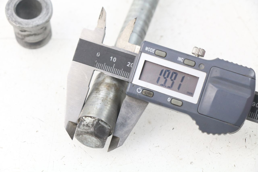 photo de AXE ROUE AVANT HONDA XLV VARADERO 125 (2000 - 2006)